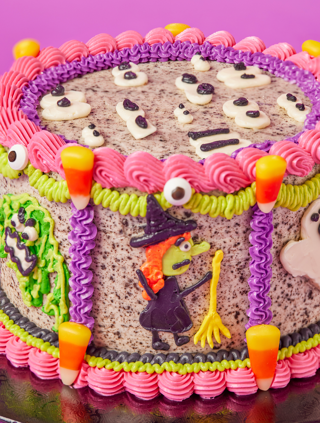 Halloween-themed vintage cake class in Chicago for beginners